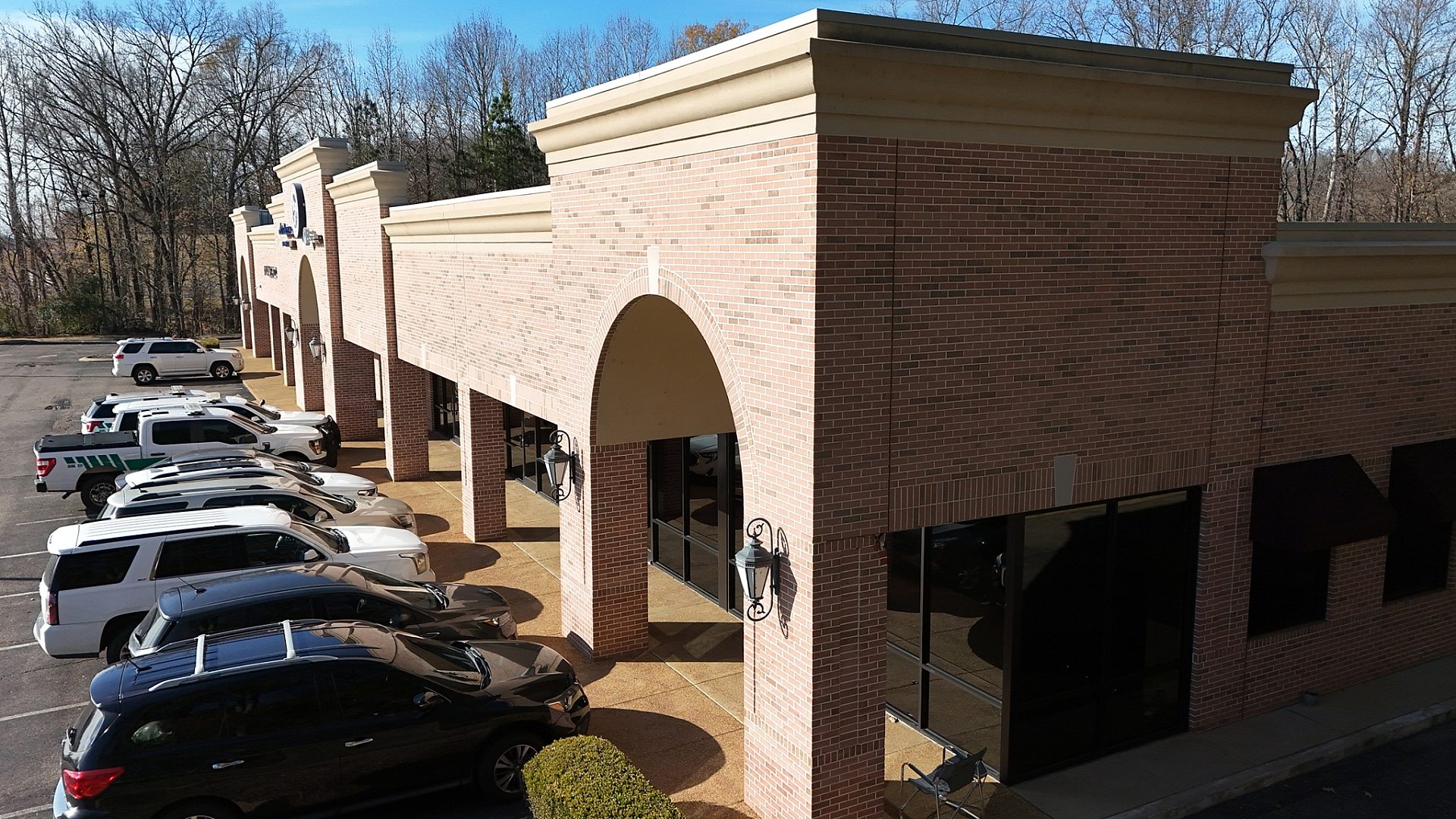 A shopping center with parks parked out front.